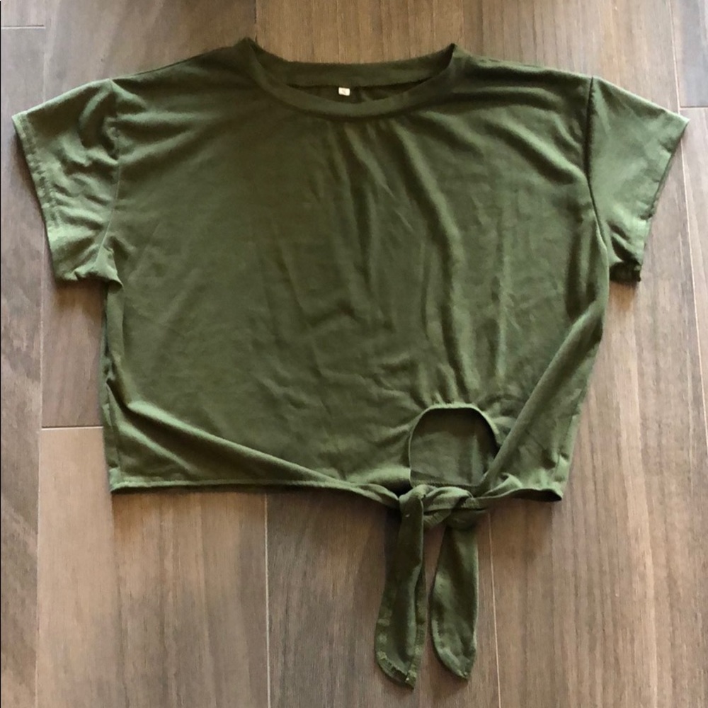 Girls Top. Like new. Tie front. Size Small